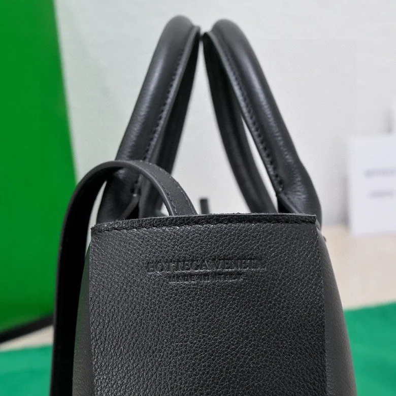 Batch 1460 🔥🔥🔥BV mini tote bag🟡🟡🟡Arco tote finally has a mini version this season. I love this size💯I have always been fond of tote bags because it has no complicated design, is simple and neat, and is easy to match with daily clothes🍒🍒Key point key point! It is equipped with a detachable shoulder strap, suitable for commuting and casual wear in any occasion👏👏Model number: 9894#, size: 25x16x8cm, pebbled black